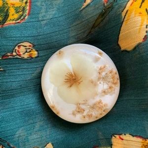 Vintage flower resin brooch
